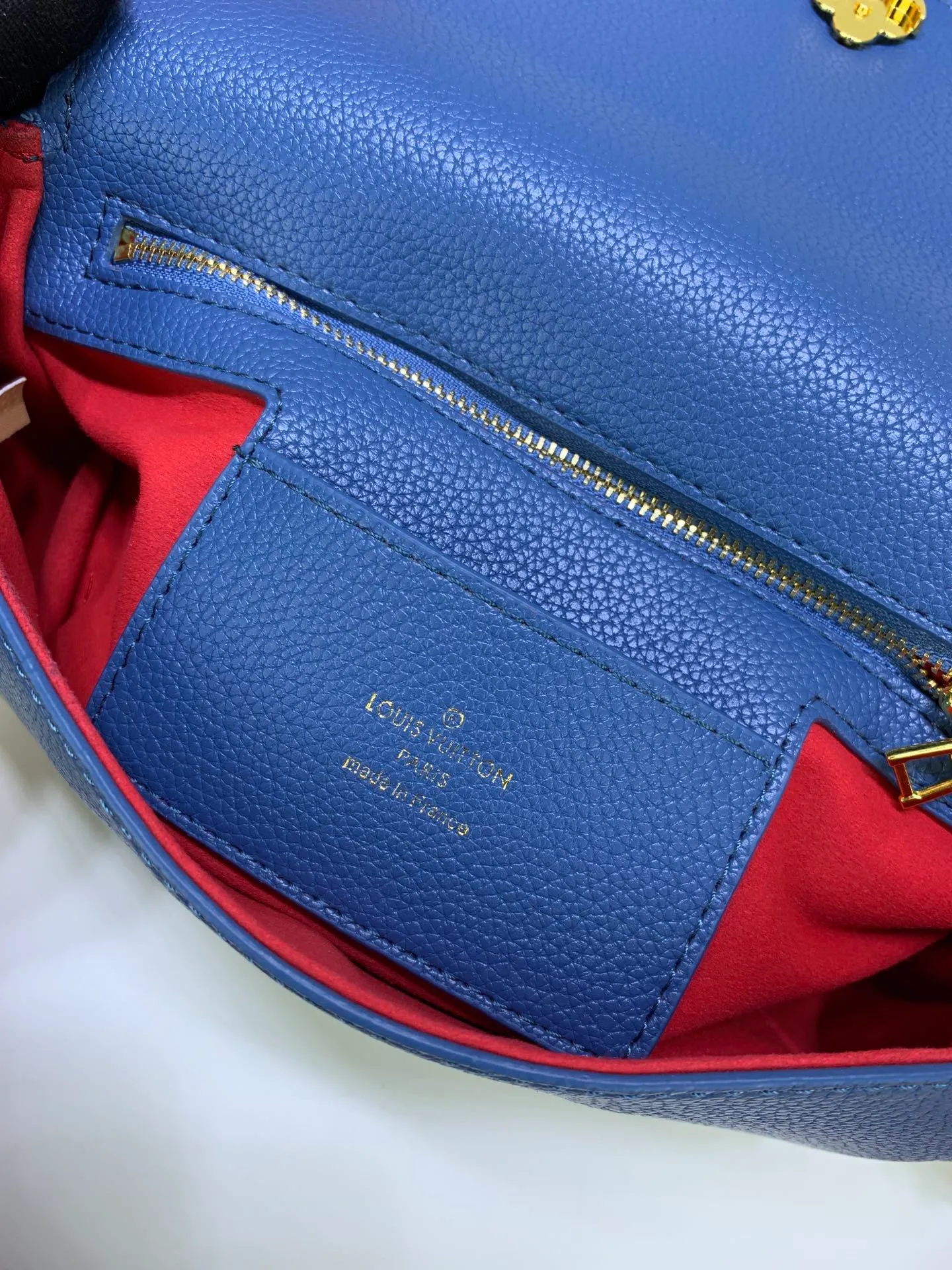 All Categories Official Website "Brand Women's Bags" Women's Bags 💙 LV Pont9 pebbled messenger bag. Handbags LV Pont 9 Soft handbag is made of grained calfskin and injects an elegant atmosphere with the LV Circle logo derived from the brand archives. Monogram flower cluster hidden under the flap, Monogram flower on the shoulder