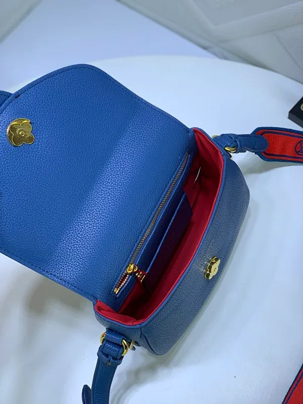 All Categories Official Website "Brand Women's Bags" Women's Bags 💙 LV Pont9 pebbled messenger bag. Handbags LV Pont 9 Soft handbag is made of grained calfskin and injects an elegant atmosphere with the LV Circle logo derived from the brand archives. Monogram flower cluster hidden under the flap, Monogram flower on the shoulder