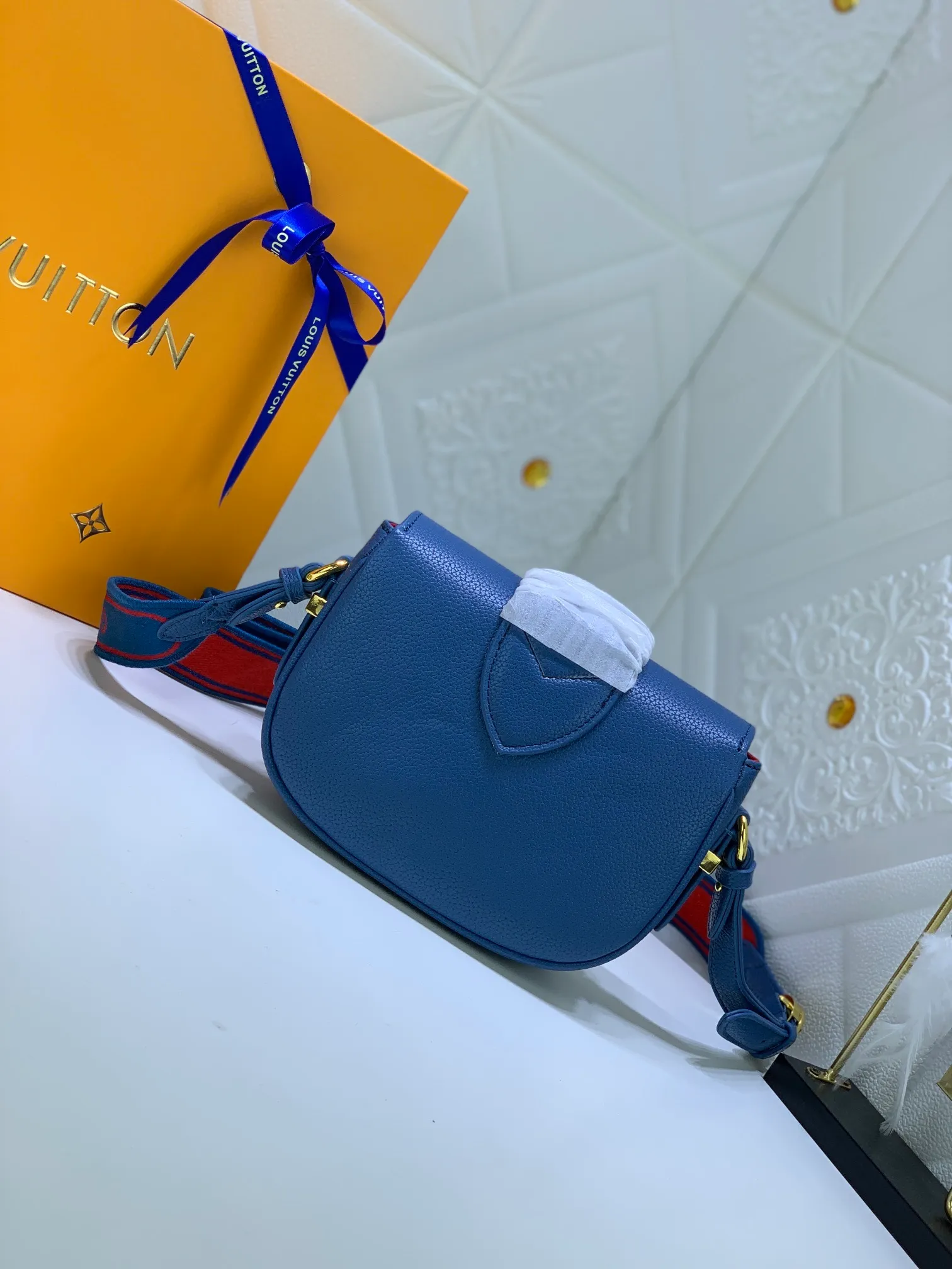 All Categories Official Website "Brand Women's Bags" Women's Bags 💙 LV Pont9 pebbled messenger bag. Handbags LV Pont 9 Soft handbag is made of grained calfskin and injects an elegant atmosphere with the LV Circle logo derived from the brand archives. Monogram flower cluster hidden under the flap, Monogram flower on the shoulder