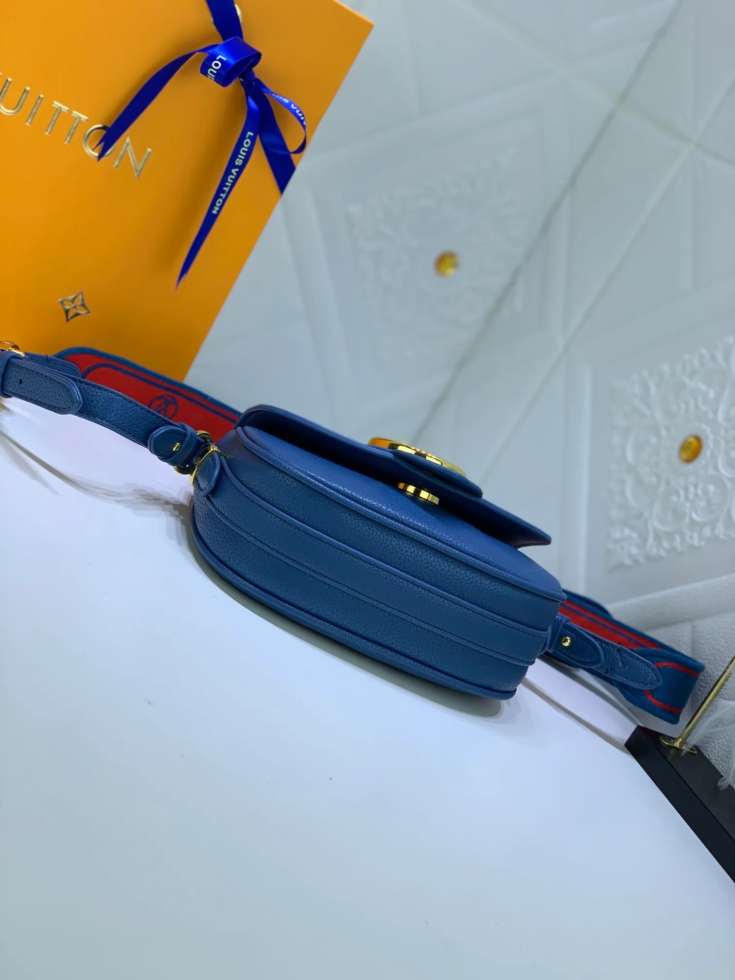 All Categories Official Website "Brand Women's Bags" Women's Bags 💙 LV Pont9 pebbled messenger bag. Handbags LV Pont 9 Soft handbag is made of grained calfskin and injects an elegant atmosphere with the LV Circle logo derived from the brand archives. Monogram flower cluster hidden under the flap, Monogram flower on the shoulder