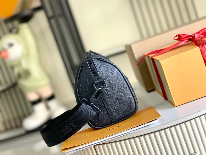 All Categories 💚 Authentic Grade Bags 💚 LV 2026 New LV Top Replica Crossbody Shoulder Bag