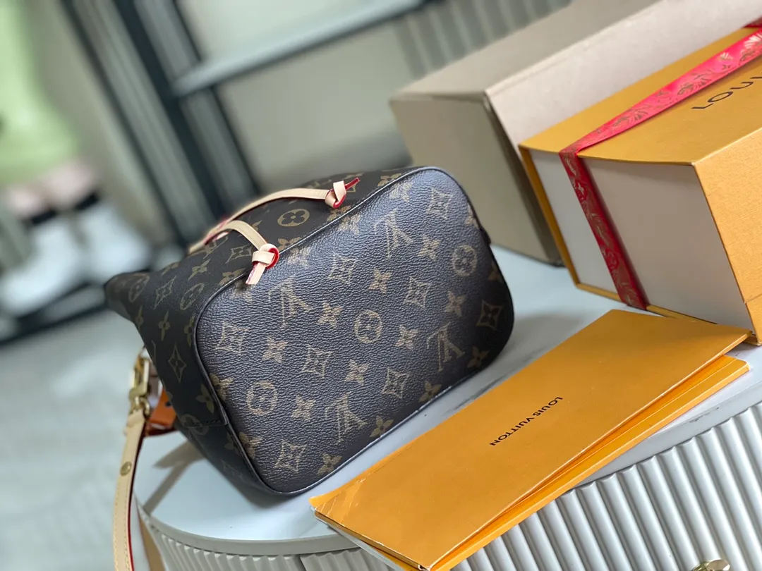 All Categories 💚 Authentic Grade Bags 💚 LV 2026 New LV Top Replica Crossbody Shoulder Bag