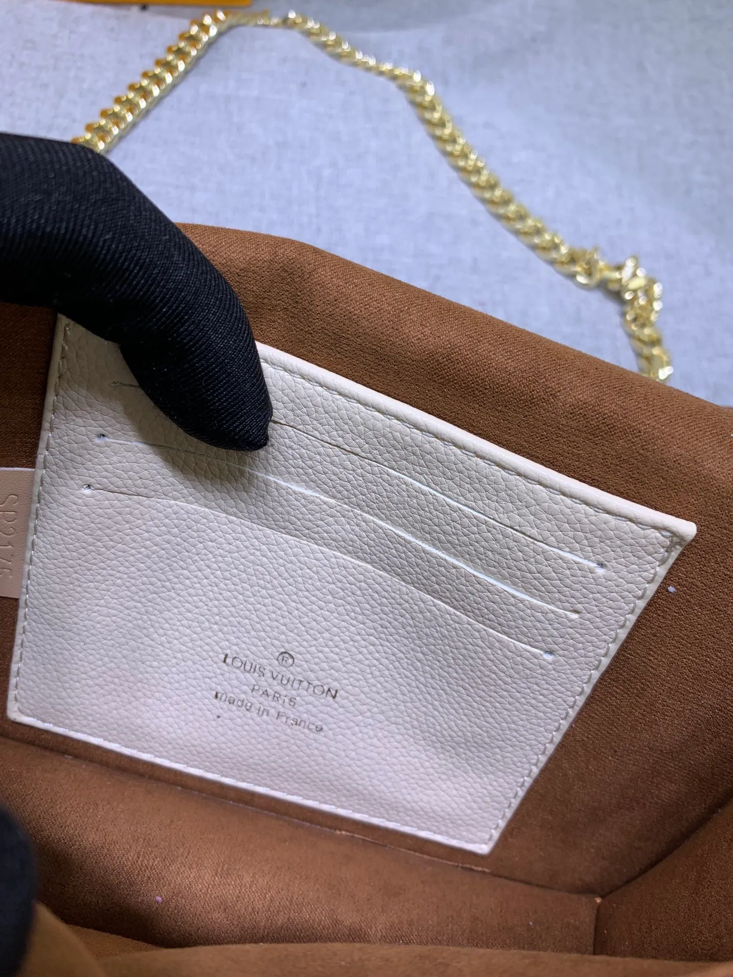 All Categories Official Website "Brand Women's Bags" Women's Bags 💙 LV This Mylockme Pochette chain bag is made of soft cow leather and continues the core elements of the Lockme series with an envelope-style flap, front pocket and LV letter hook. The trendy construction is suitable for storing mobile phones and other essentials, and the long chain allows for shoulder or cross-body wear. Detailed