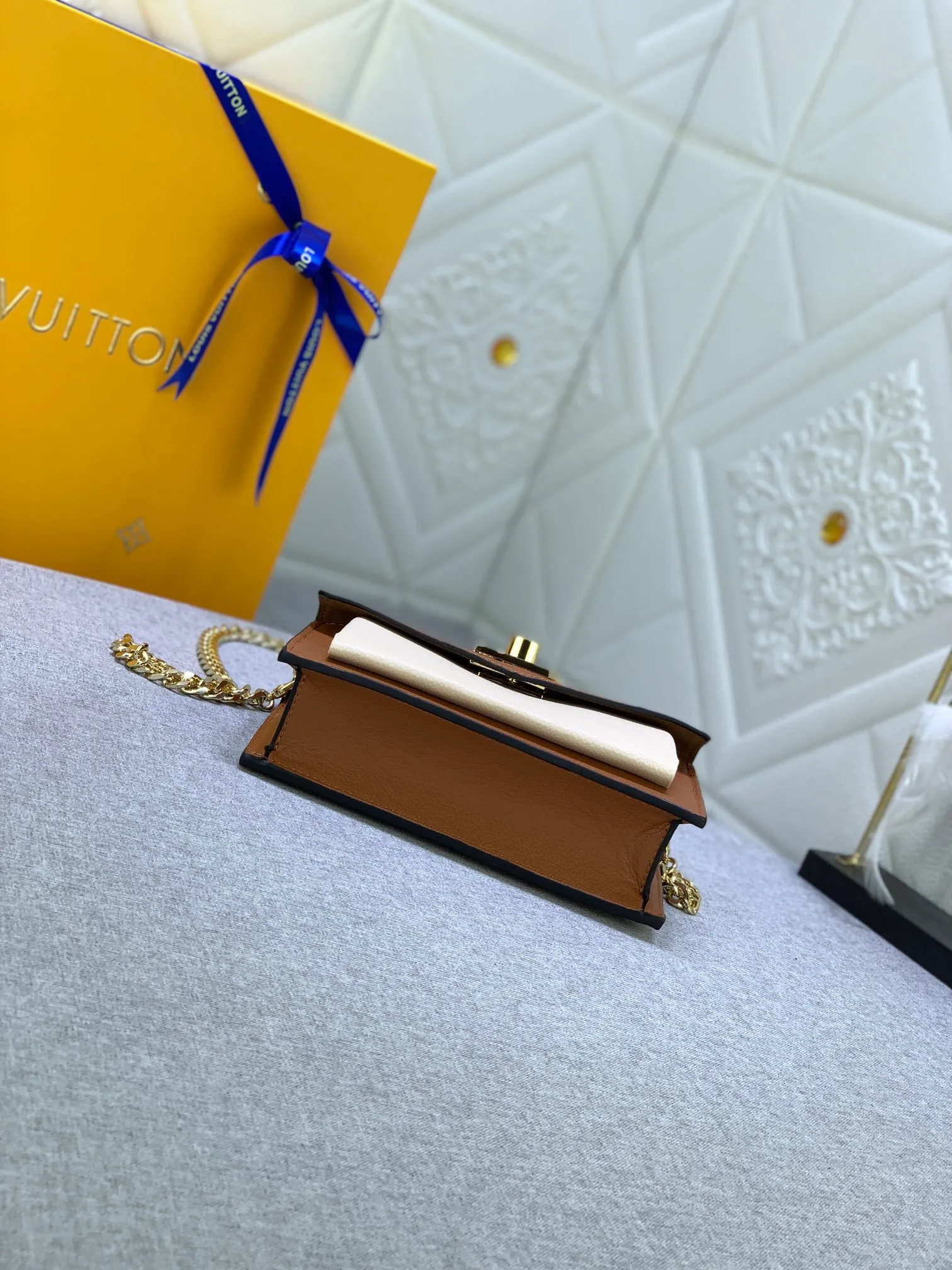 All Categories Official Website "Brand Women's Bags" Women's Bags 💙 LV This Mylockme Pochette chain bag is made of soft cow leather and continues the core elements of the Lockme series with an envelope-style flap, front pocket and LV letter hook. The trendy construction is suitable for storing mobile phones and other essentials, and the long chain allows for shoulder or cross-body wear. Detailed