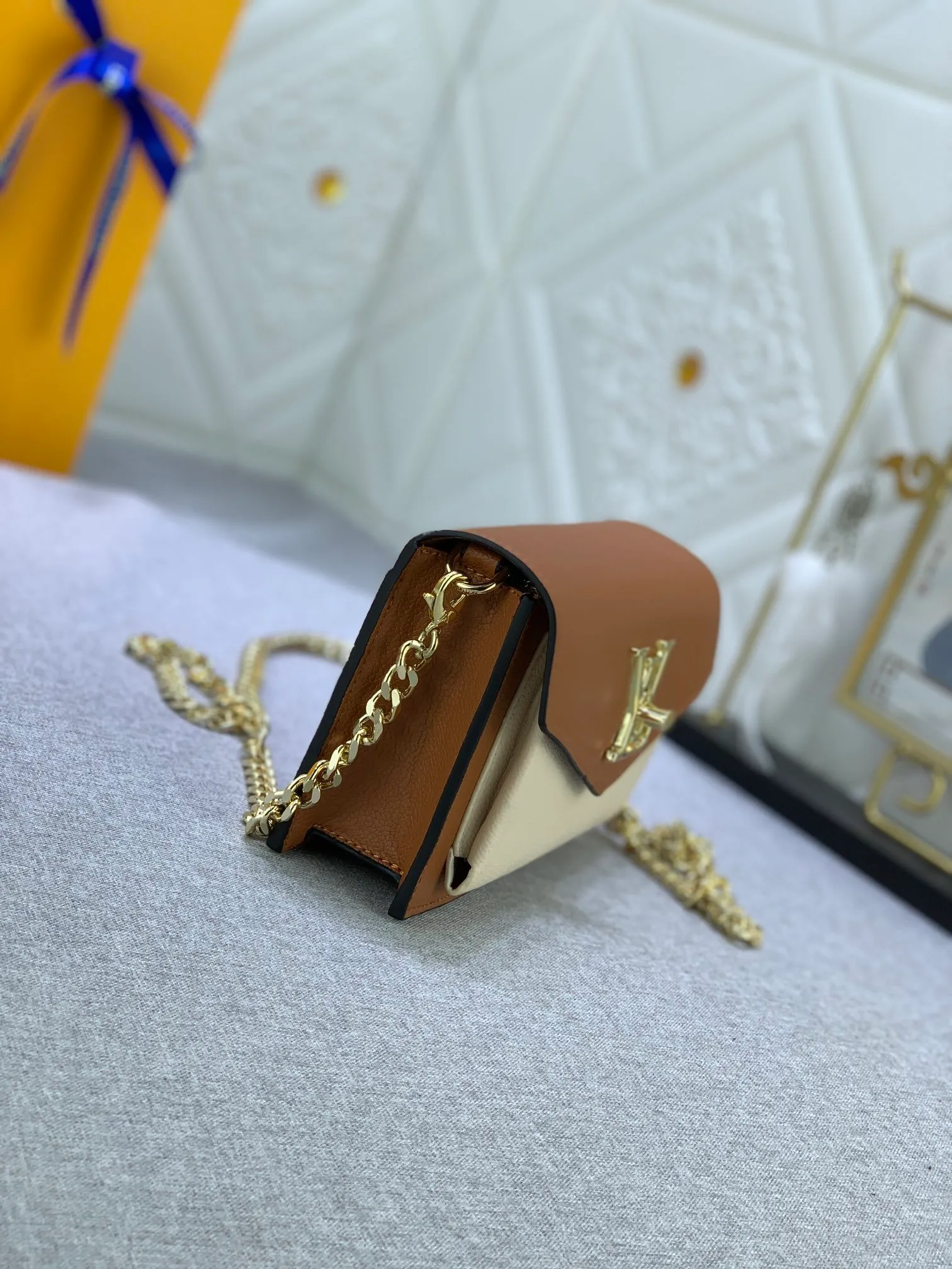 All Categories Official Website "Brand Women's Bags" Women's Bags 💙 LV This Mylockme Pochette chain bag is made of soft cow leather and continues the core elements of the Lockme series with an envelope-style flap, front pocket and LV letter hook. The trendy construction is suitable for storing mobile phones and other essentials, and the long chain allows for shoulder or cross-body wear. Detailed