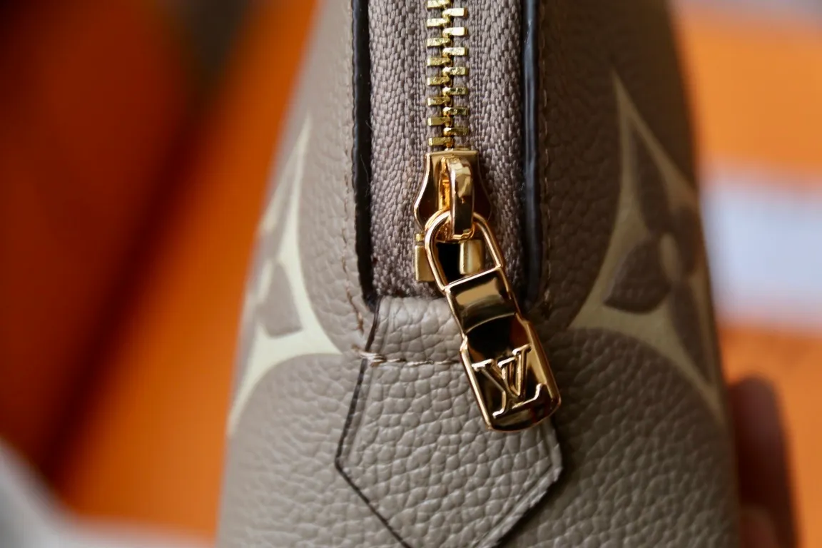 All Categories Official Website "Brand Women's Bags" Women's Bags 💙 LV 2024 New LV Cosmetic Bag