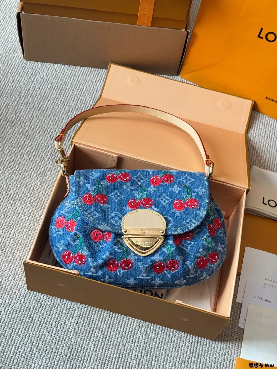 All categories Official website "Brand Women's Bags" Women's Bags 💙 LV 2025 new LV armpit bag