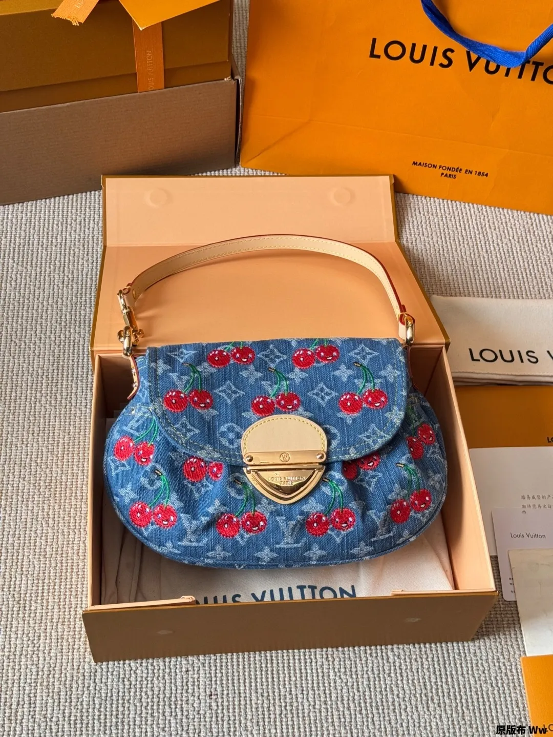 All categories Official website "Brand Women's Bags" Women's Bags 💙 LV 2025 new LV armpit bag