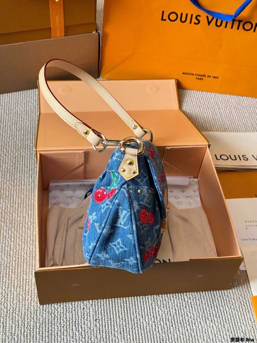All categories Official website "Brand Women's Bags" Women's Bags 💙 LV 2025 new LV armpit bag