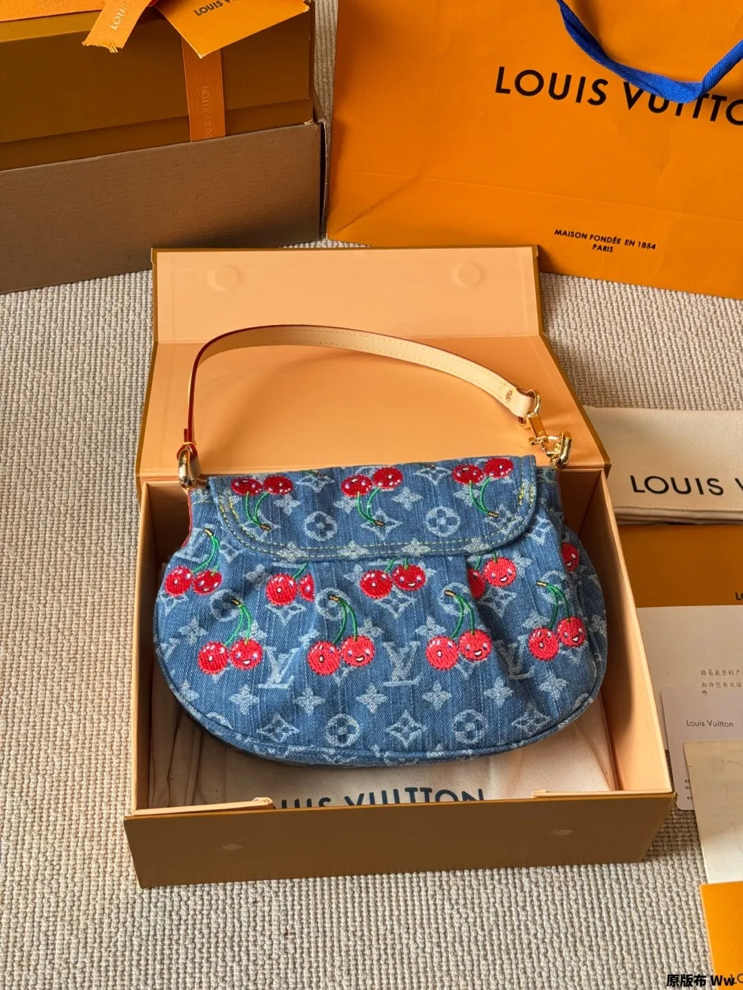 All categories Official website "Brand Women's Bags" Women's Bags 💙 LV 2025 new LV armpit bag