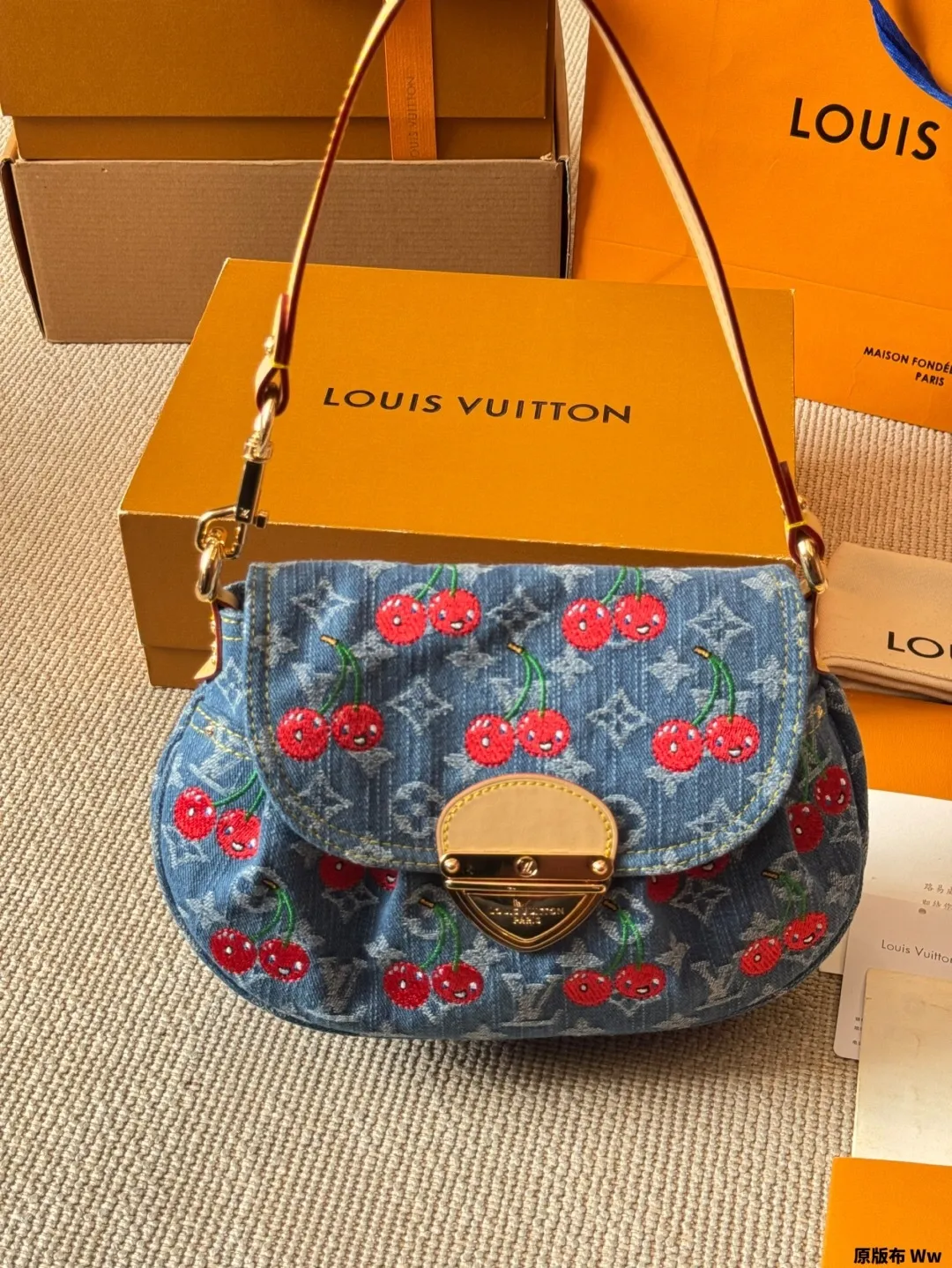 All categories Official website "Brand Women's Bags" Women's Bags 💙 LV 2025 new LV armpit bag