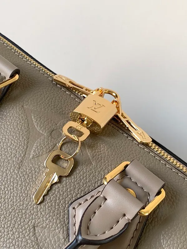 All categories Official website "Brand Women's Bags" Women's Bags 💙 LV 2026 new LV hand-held crossbody bag