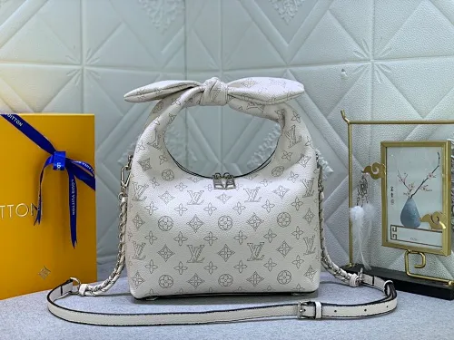 All categories Official website "Brand Women's Bags" Women's Bags 💙 LV Why Knot small handbag is made of Louis Vuitton's iconic Monogram engraved and perforated cow leather, combined with a knot-shaped handle, exuding a gentle style and modern atmosphere. Functional design holds everyday essentials such as a cell phone, wallet, keys, and sunglasses, and the removable woven leather chain allows for easy shoulder wear.