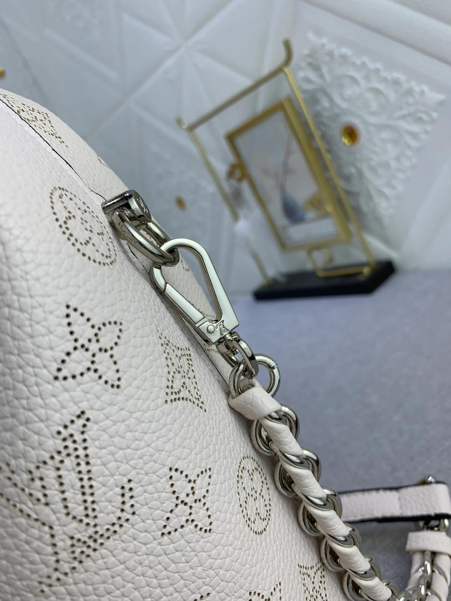 All categories Official website "Brand Women's Bags" Women's Bags 💙 LV Why Knot small handbag is made of Louis Vuitton's iconic Monogram engraved and perforated cow leather, combined with a knot-shaped handle, exuding a gentle style and modern atmosphere. Functional design holds everyday essentials such as a cell phone, wallet, keys, and sunglasses, and the removable woven leather chain allows for easy shoulder wear.