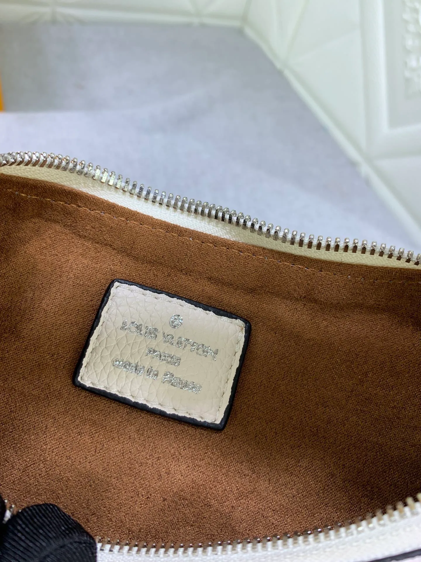 All categories Official website "Brand Women's Bags" Women's Bags 💙 LV Why Knot small handbag is made of Louis Vuitton's iconic Monogram engraved and perforated cow leather, combined with a knot-shaped handle, exuding a gentle style and modern atmosphere. Functional design holds everyday essentials such as a cell phone, wallet, keys, and sunglasses, and the removable woven leather chain allows for easy shoulder wear.