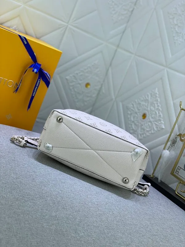 All categories Official website "Brand Women's Bags" Women's Bags 💙 LV Why Knot small handbag is made of Louis Vuitton's iconic Monogram engraved and perforated cow leather, combined with a knot-shaped handle, exuding a gentle style and modern atmosphere. Functional design holds everyday essentials such as a cell phone, wallet, keys, and sunglasses, and the removable woven leather chain allows for easy shoulder wear.