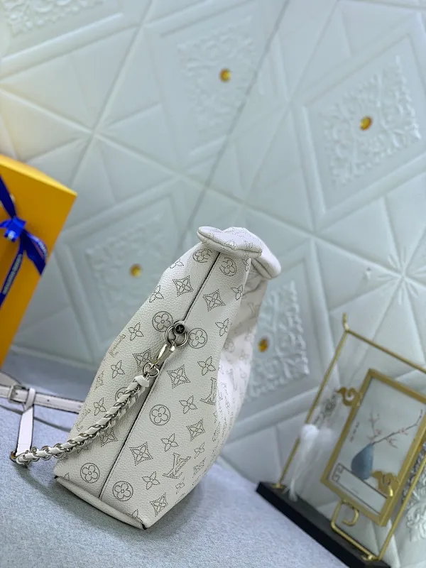 All categories Official website "Brand Women's Bags" Women's Bags 💙 LV Why Knot small handbag is made of Louis Vuitton's iconic Monogram engraved and perforated cow leather, combined with a knot-shaped handle, exuding a gentle style and modern atmosphere. Functional design holds everyday essentials such as a cell phone, wallet, keys, and sunglasses, and the removable woven leather chain allows for easy shoulder wear.