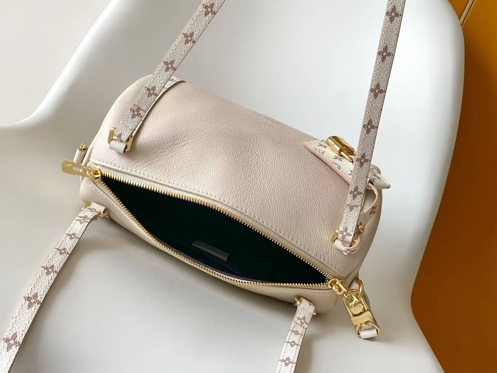 All Categories Official Website "Brand Women's Bags" Women's Bags 💙 LV 2026 New LV Crossbody Bag