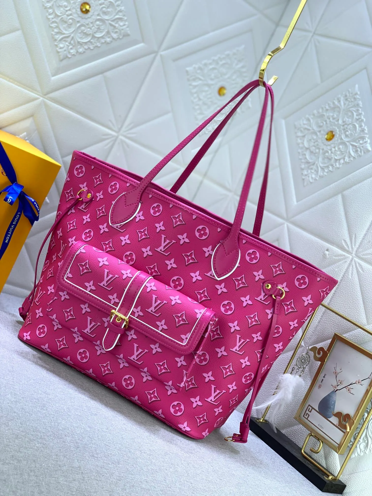 All Categories Official Website "Brand Women's Bags" Women's Bags 💙 LV upgraded original version [NEVERFULL Medium Handbag] (new silk screen shopping bag) The classic lines of the Never full MM handbag are made of colorful Monogram canvas and external front pockets, giving it a retro feel. Gold hardware - including pocket buckles - and leather