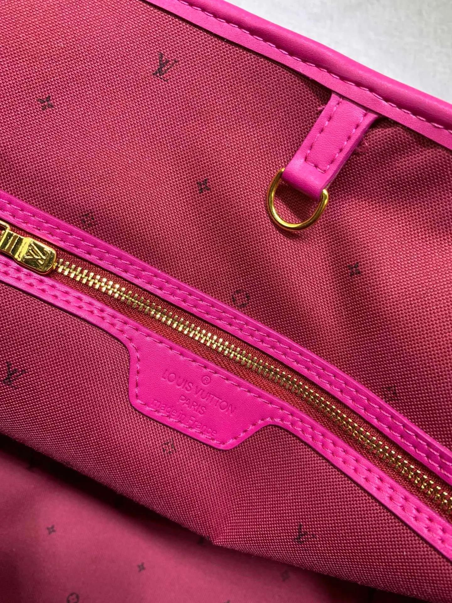 All Categories Official Website "Brand Women's Bags" Women's Bags 💙 LV upgraded original version [NEVERFULL Medium Handbag] (new silk screen shopping bag) The classic lines of the Never full MM handbag are made of colorful Monogram canvas and external front pockets, giving it a retro feel. Gold hardware - including pocket buckles - and leather