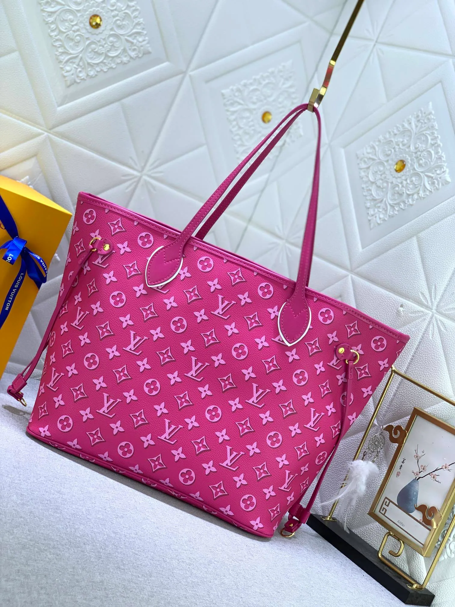All Categories Official Website "Brand Women's Bags" Women's Bags 💙 LV upgraded original version [NEVERFULL Medium Handbag] (new silk screen shopping bag) The classic lines of the Never full MM handbag are made of colorful Monogram canvas and external front pockets, giving it a retro feel. Gold hardware - including pocket buckles - and leather