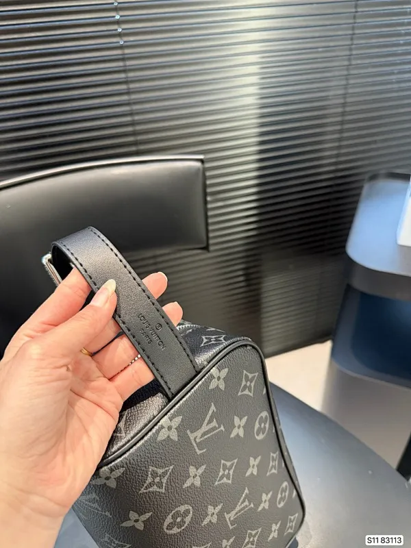 All categories Official website "Brand Women's Bags" Women's Bags 💙 LV 2025 new LV toiletry bag