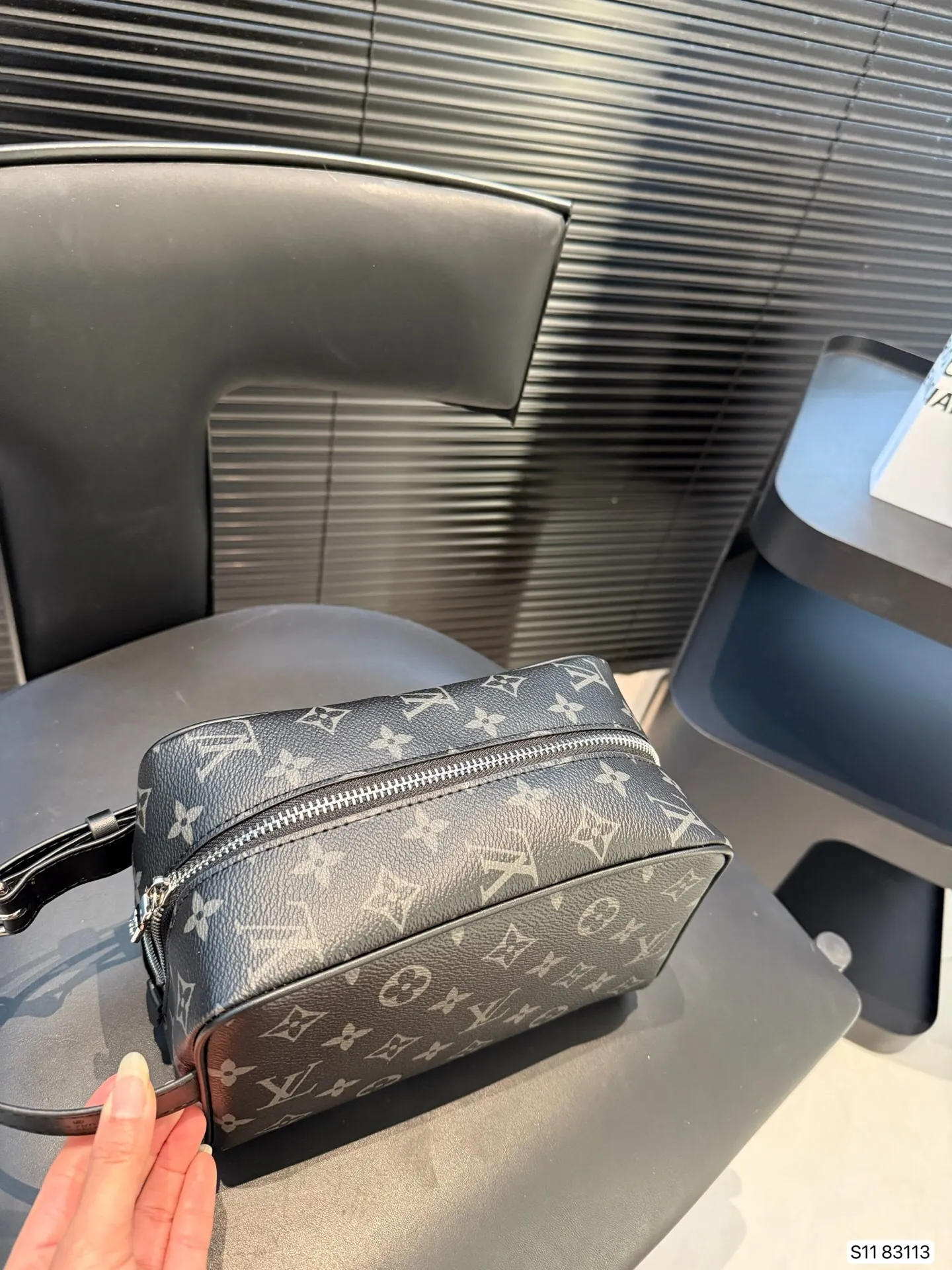All categories Official website "Brand Women's Bags" Women's Bags 💙 LV 2025 new LV toiletry bag
