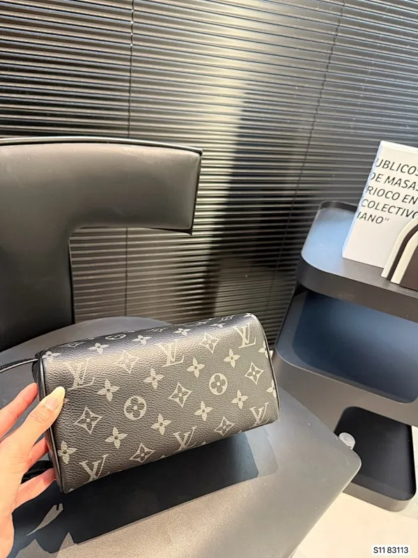 All categories Official website "Brand Women's Bags" Women's Bags 💙 LV 2025 new LV toiletry bag