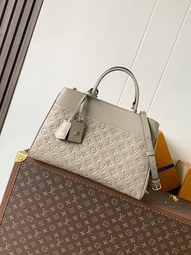All categories Official website "Brand Women's Bags" Women's Bags 💙 LV 2026 new LV hand-held crossbody bag