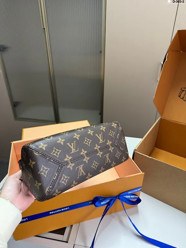 All categories Official website "Brand Women's Bags" Women's Bags 💙 LV 2025 new LV armpit bag