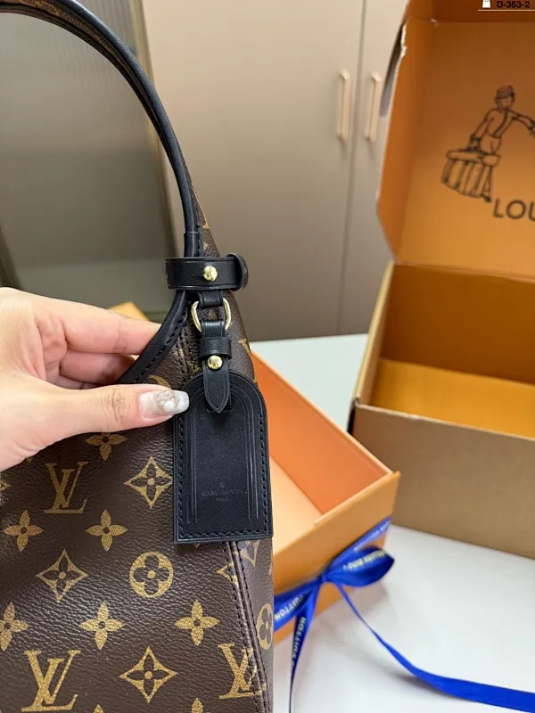 All categories Official website "Brand Women's Bags" Women's Bags 💙 LV 2025 new LV armpit bag