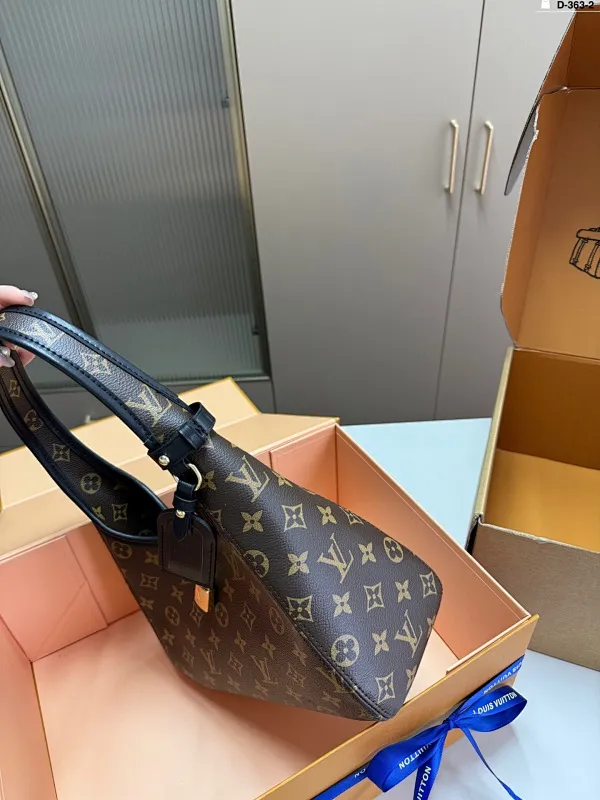All categories Official website "Brand Women's Bags" Women's Bags 💙 LV 2025 new LV armpit bag
