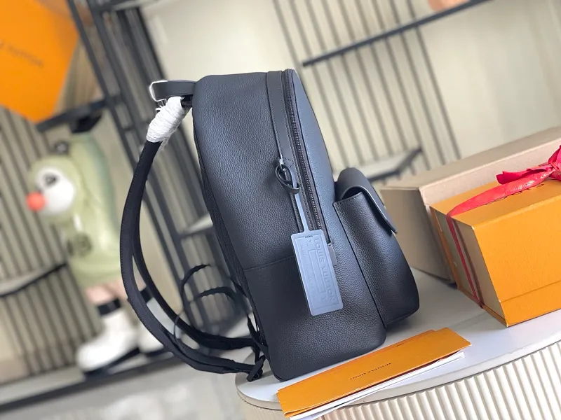 All categories 💚 Authentic bags 💚 LV LV classic backpack