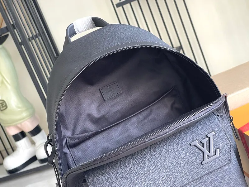 All categories 💚 Authentic bags 💚 LV LV classic backpack