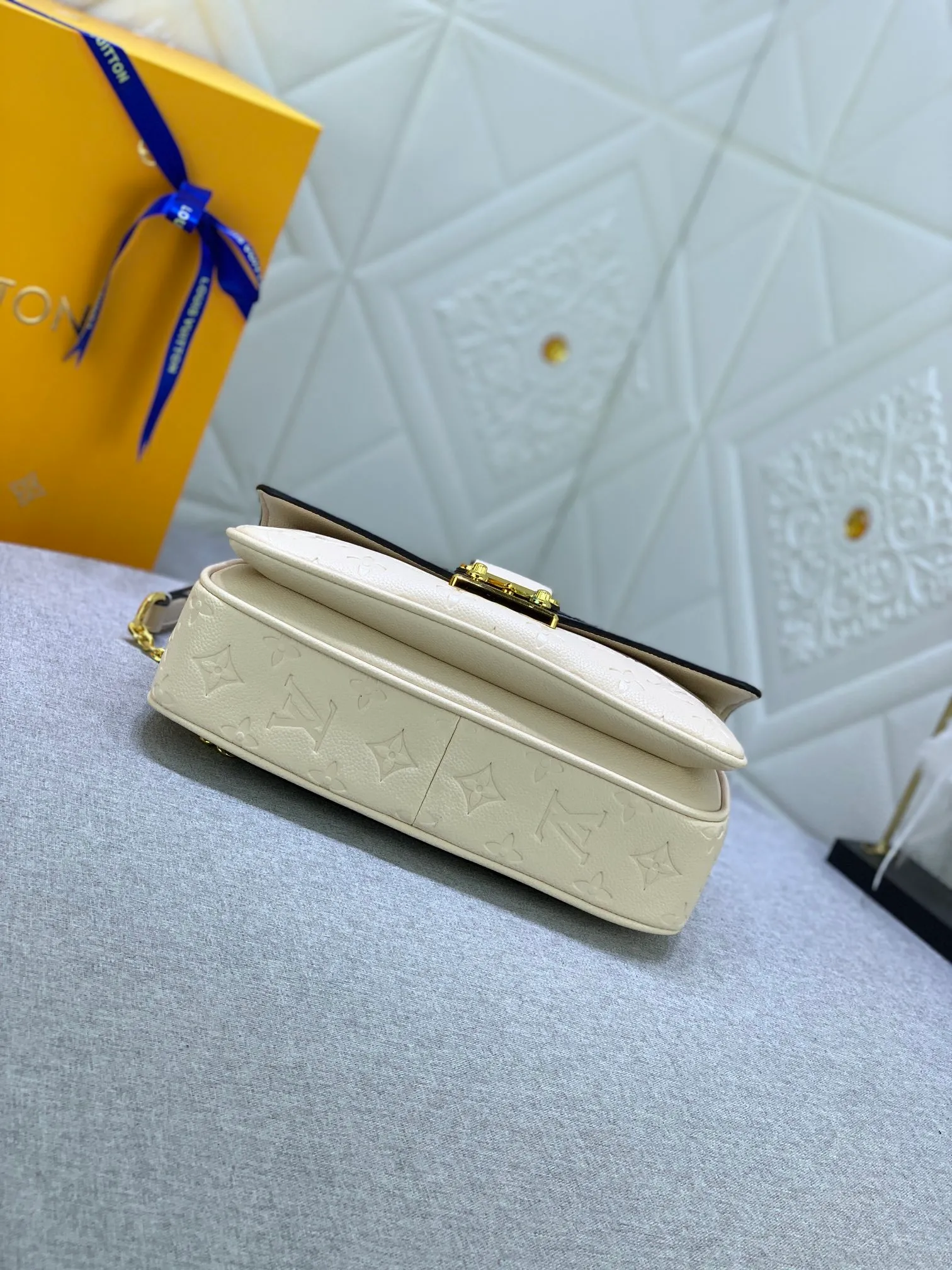 All Categories Official Website "Brand Women's Bags" Women's Bags 💙 LV Upgraded Original This Marceau chain bag is made of Monogram Empreinte embossed leather, with a plain leather flap and soft leather lining. Signature S-lock clasp and chain add to the elegance, and there's room for a large wallet and iPhone