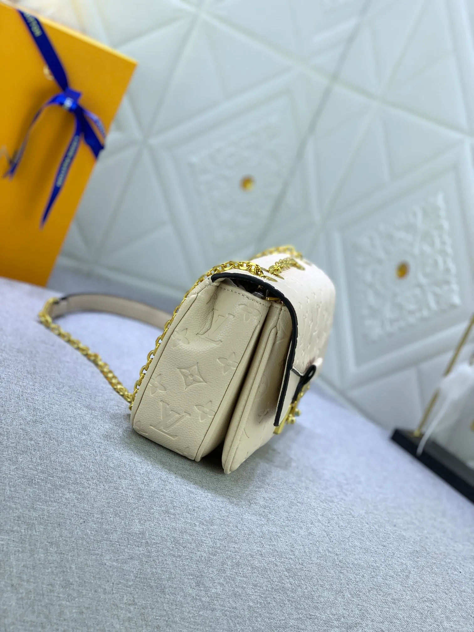 All Categories Official Website "Brand Women's Bags" Women's Bags 💙 LV Upgraded Original This Marceau chain bag is made of Monogram Empreinte embossed leather, with a plain leather flap and soft leather lining. Signature S-lock clasp and chain add to the elegance, and there's room for a large wallet and iPhone