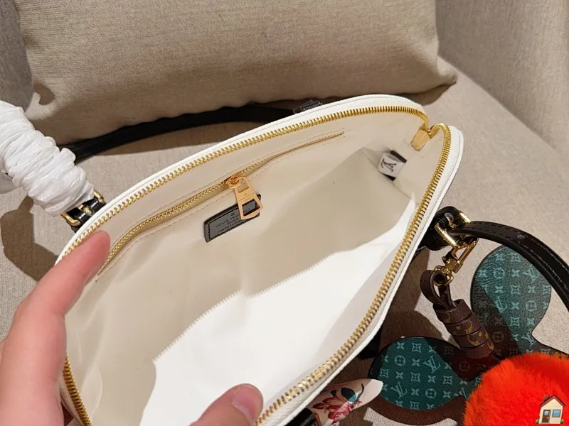 All categories Official website "Brand Women's Bags" Women's Bags 💙 LV 2025 new LV armpit bag