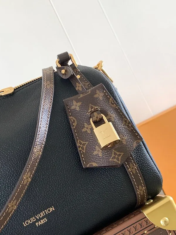 All Categories Official Website "Brand Women's Bags" Women's Bags 💙 LV 2026 New LV Crossbody Bag