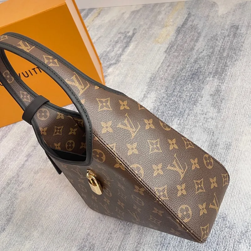 All categories Official website "Brand Women's Bags" Women's Bags 💙 LV 2025 new LV armpit bag