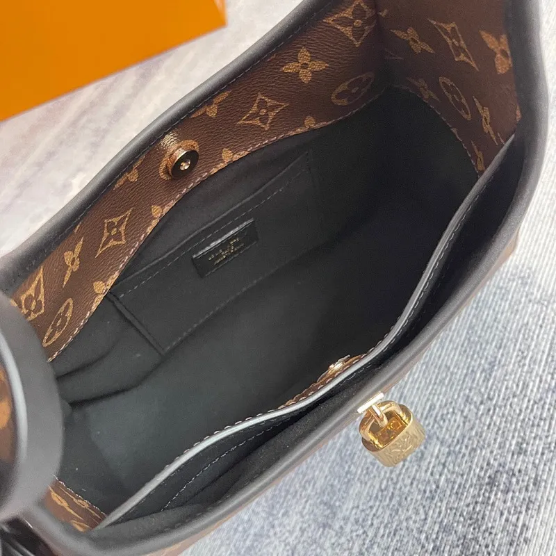 All categories Official website "Brand Women's Bags" Women's Bags 💙 LV 2025 new LV armpit bag