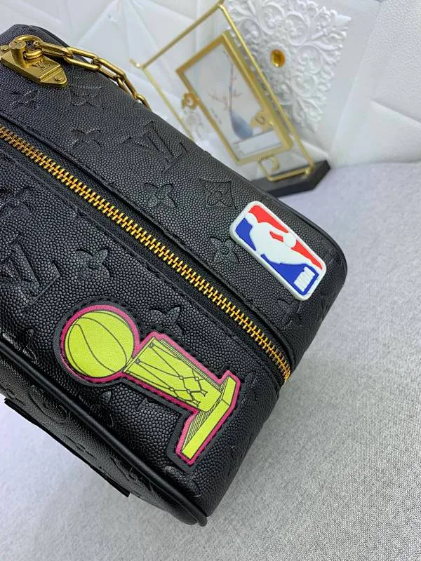 All Categories Official Website "Brand Women's Bags" Women's Bags 💙 LV Dopp Kit Toilet Bag is made of Monogram embossed Taurillon leather, and the full leather embossed NBA Toilet Bag Clutch Box Bag is embellished with a large LV basketball logo and a classic NBA logo patch, witnessing the joint creativity of Louis Vuitton and the NBA.