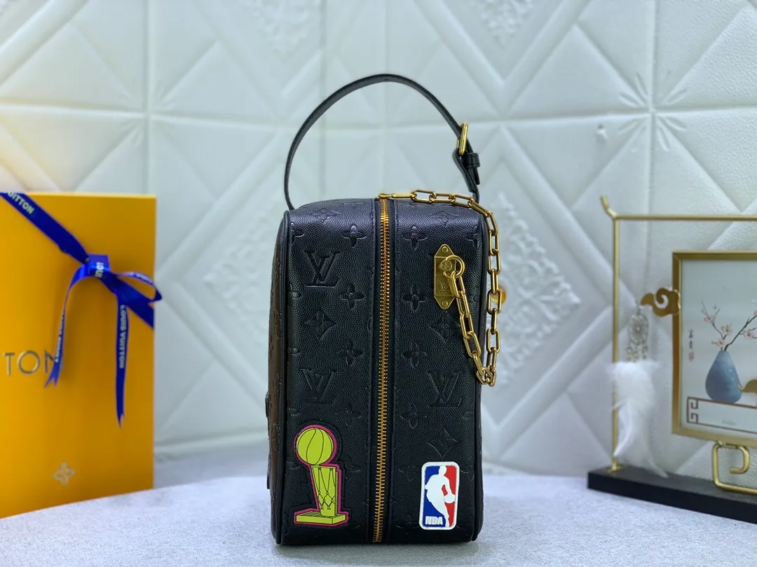 All Categories Official Website "Brand Women's Bags" Women's Bags 💙 LV Dopp Kit Toilet Bag is made of Monogram embossed Taurillon leather, and the full leather embossed NBA Toilet Bag Clutch Box Bag is embellished with a large LV basketball logo and a classic NBA logo patch, witnessing the joint creativity of Louis Vuitton and the NBA.