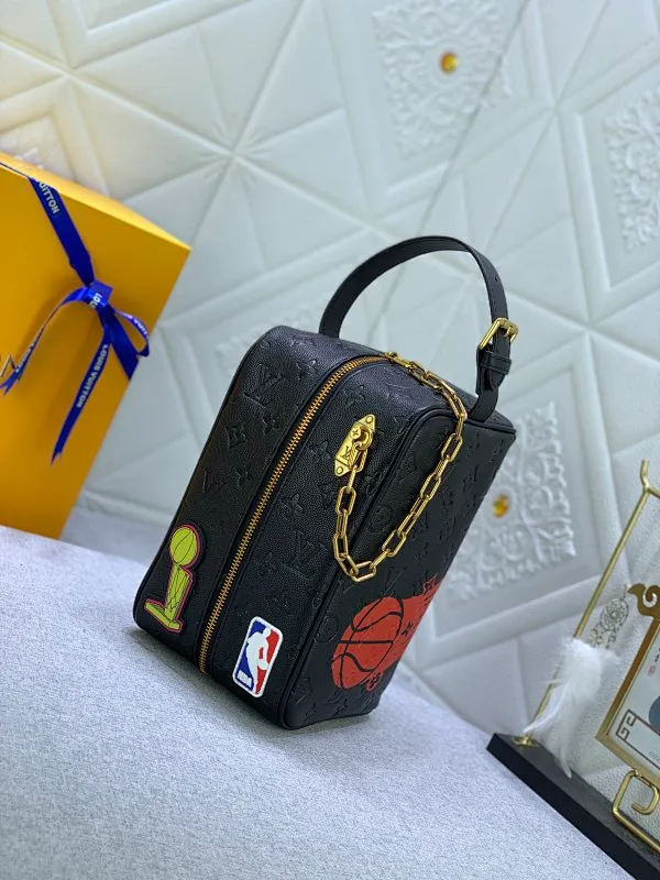 All Categories Official Website "Brand Women's Bags" Women's Bags 💙 LV Dopp Kit Toilet Bag is made of Monogram embossed Taurillon leather, and the full leather embossed NBA Toilet Bag Clutch Box Bag is embellished with a large LV basketball logo and a classic NBA logo patch, witnessing the joint creativity of Louis Vuitton and the NBA.