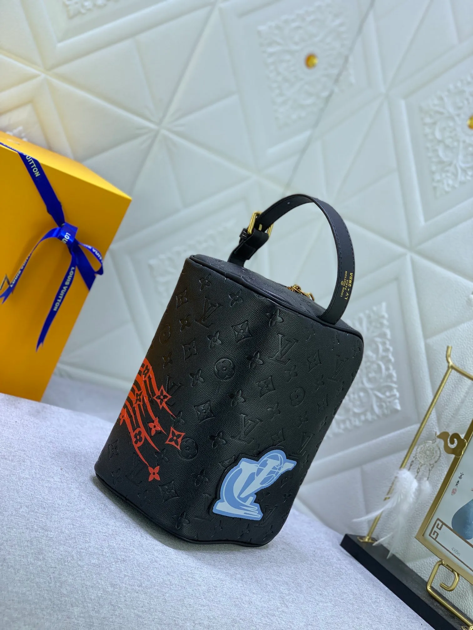 All Categories Official Website "Brand Women's Bags" Women's Bags 💙 LV Dopp Kit Toilet Bag is made of Monogram embossed Taurillon leather, and the full leather embossed NBA Toilet Bag Clutch Box Bag is embellished with a large LV basketball logo and a classic NBA logo patch, witnessing the joint creativity of Louis Vuitton and the NBA.