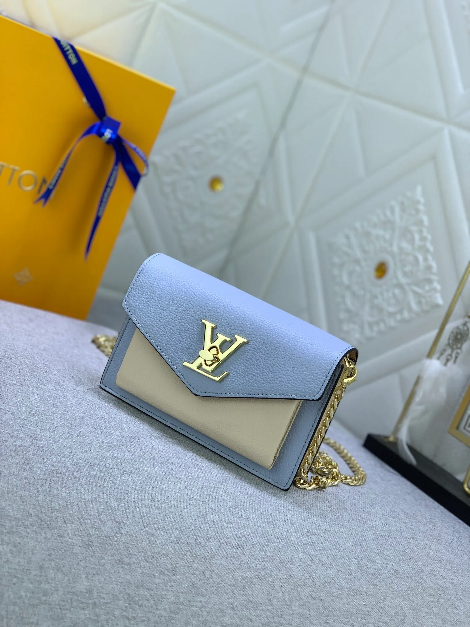 All Categories Official Website "Brand Women's Bags" Women's Bags 💙 LV This Mylockme Pochette chain bag is made of soft cow leather and continues the core elements of the Lockme series with an envelope-style flap, front pocket and LV letter hook. The trendy construction is suitable for storing mobile phones and other essentials, and the long chain allows for shoulder or cross-body wear. Detailed