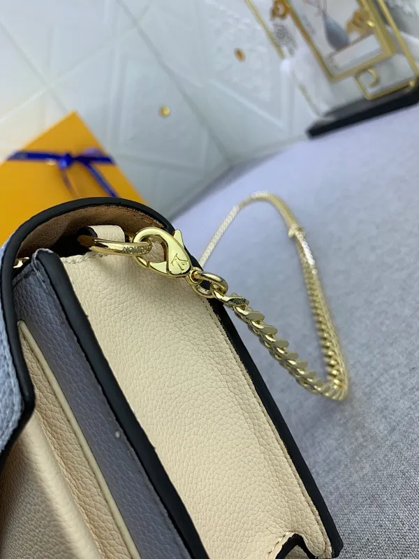 All Categories Official Website "Brand Women's Bags" Women's Bags 💙 LV This Mylockme Pochette chain bag is made of soft cow leather and continues the core elements of the Lockme series with an envelope-style flap, front pocket and LV letter hook. The trendy construction is suitable for storing mobile phones and other essentials, and the long chain allows for shoulder or cross-body wear. Detailed