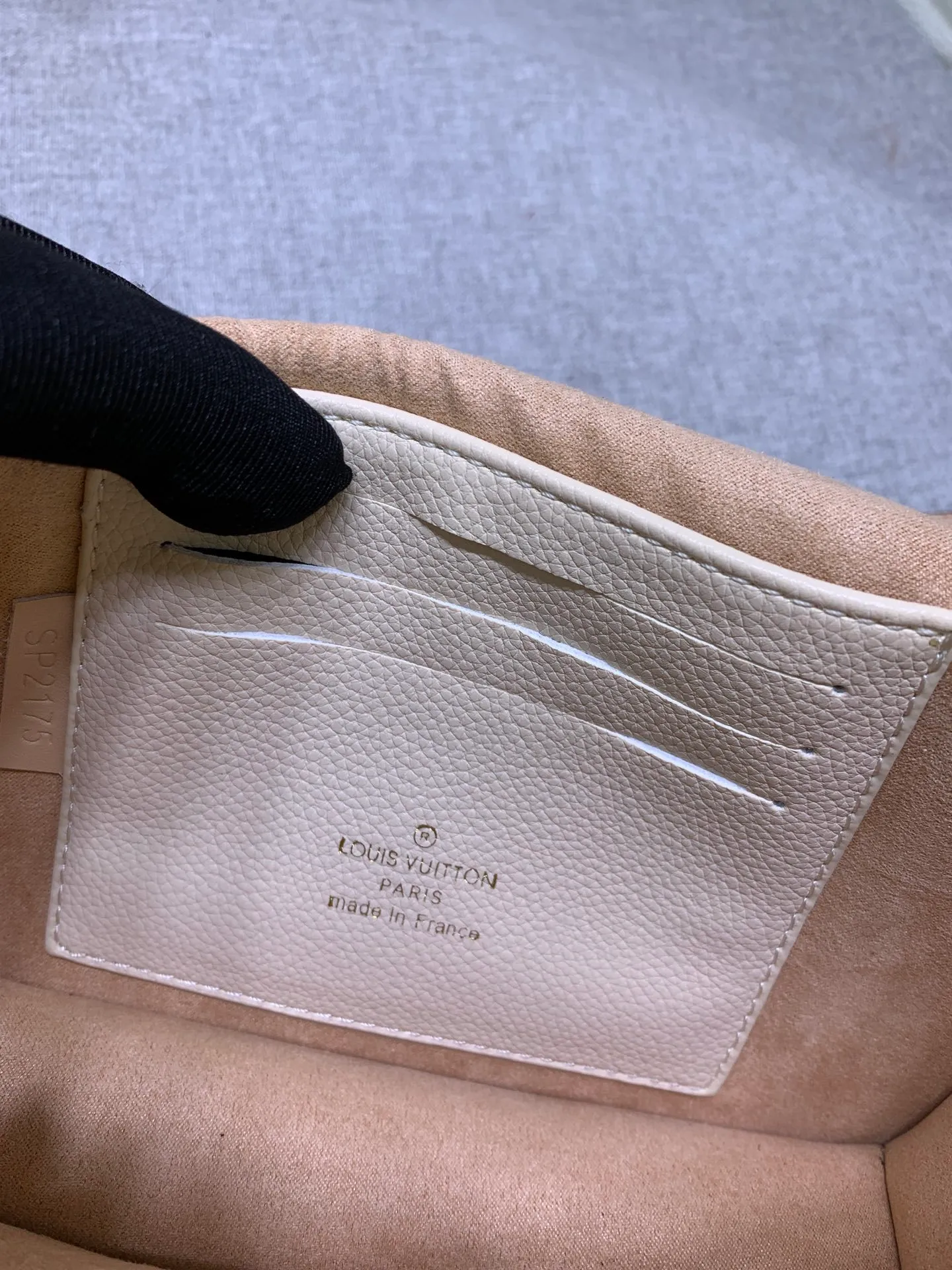 All Categories Official Website "Brand Women's Bags" Women's Bags 💙 LV This Mylockme Pochette chain bag is made of soft cow leather and continues the core elements of the Lockme series with an envelope-style flap, front pocket and LV letter hook. The trendy construction is suitable for storing mobile phones and other essentials, and the long chain allows for shoulder or cross-body wear. Detailed