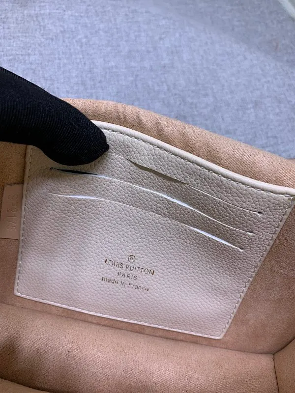 All Categories Official Website "Brand Women's Bags" Women's Bags 💙 LV This Mylockme Pochette chain bag is made of soft cow leather and continues the core elements of the Lockme series with an envelope-style flap, front pocket and LV letter hook. The trendy construction is suitable for storing mobile phones and other essentials, and the long chain allows for shoulder or cross-body wear. Detailed