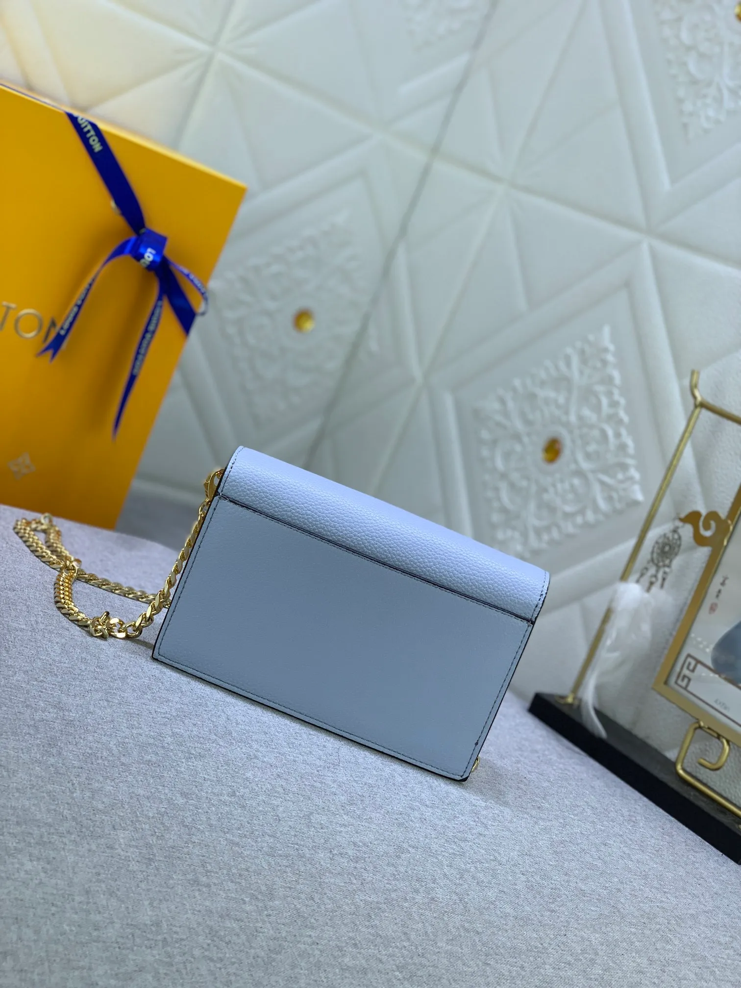 All Categories Official Website "Brand Women's Bags" Women's Bags 💙 LV This Mylockme Pochette chain bag is made of soft cow leather and continues the core elements of the Lockme series with an envelope-style flap, front pocket and LV letter hook. The trendy construction is suitable for storing mobile phones and other essentials, and the long chain allows for shoulder or cross-body wear. Detailed
