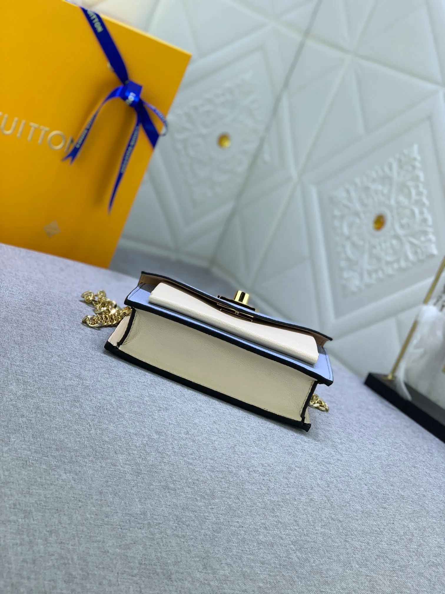 All Categories Official Website "Brand Women's Bags" Women's Bags 💙 LV This Mylockme Pochette chain bag is made of soft cow leather and continues the core elements of the Lockme series with an envelope-style flap, front pocket and LV letter hook. The trendy construction is suitable for storing mobile phones and other essentials, and the long chain allows for shoulder or cross-body wear. Detailed